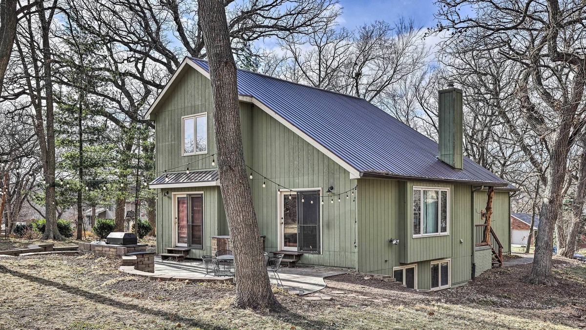 Gretna House | NEW! Rustic Family Home w/ Grill, 25 Mi to Omaha!