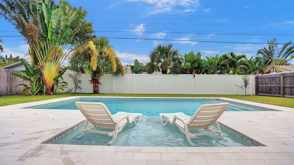 Tropic Palms House | NEW Salt Water Pool, Near Boca & Mins to the Beach