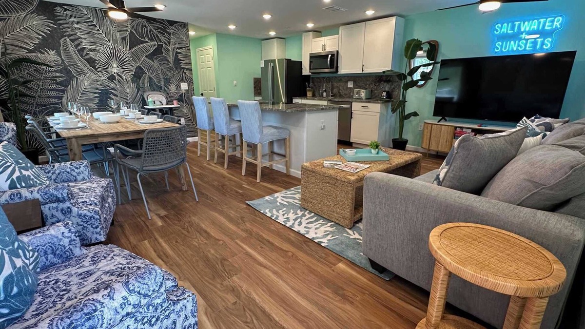 South Bradenton Condo | *NEW* Saltwater + Sunsets - 5bed 2bath Sleeps 10