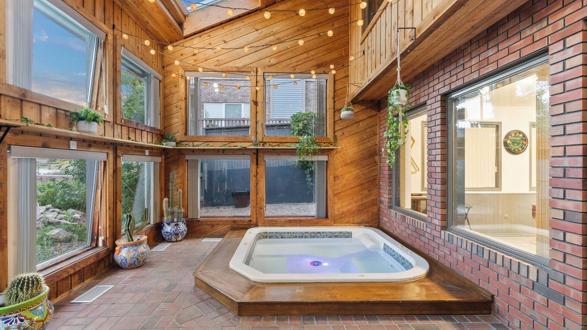 Scenic Heights House | NEW! SPA/HotTub - GameRoom - 3xBars - 4xFireplaces