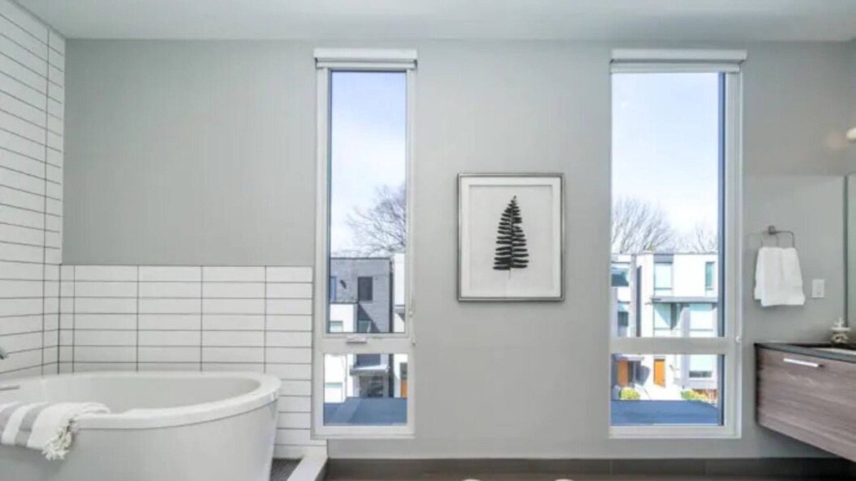 Upper Beaches House | NEW Spacious BEACHES townhouse w/ parking & office