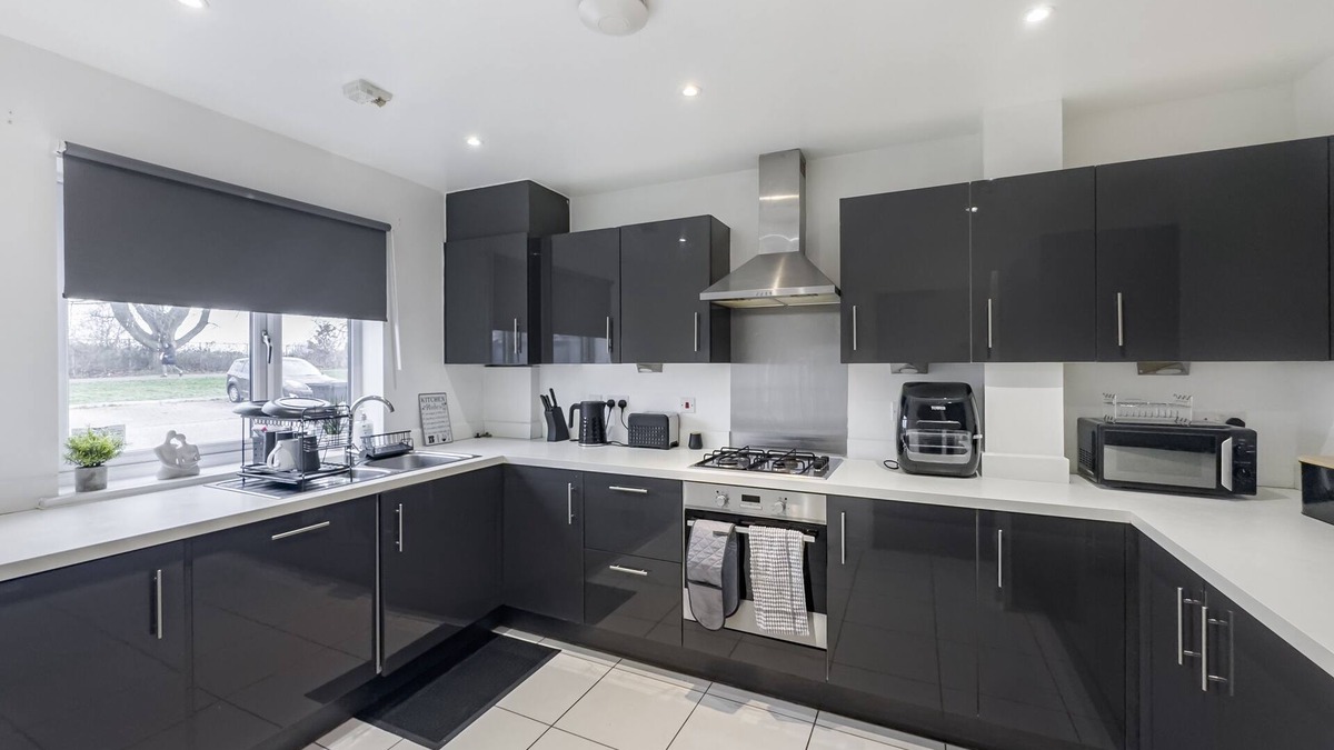 Ashford House | *NEW Spacious Entire Home W/Parking*