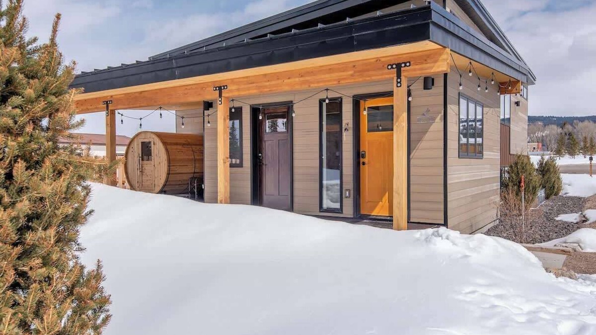 Victor House | New, Spacious & Modern w/Pool Table & Ping Pong