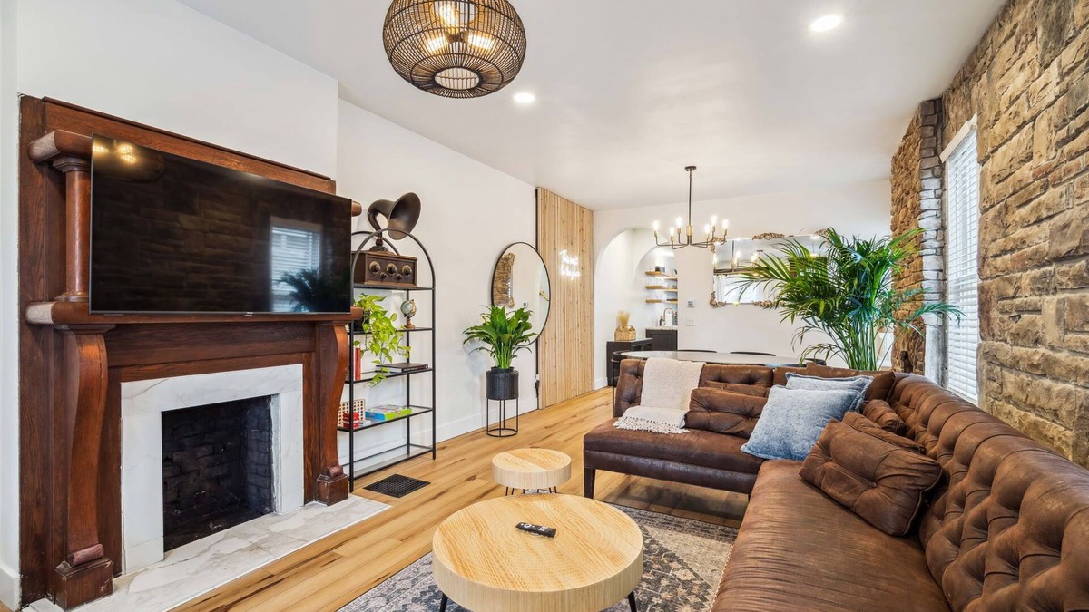 Weinland Park House | NEW spacious unit in the OSU Campus District,Walk to Expo Cntr, 6 Beds-Sleeps 10