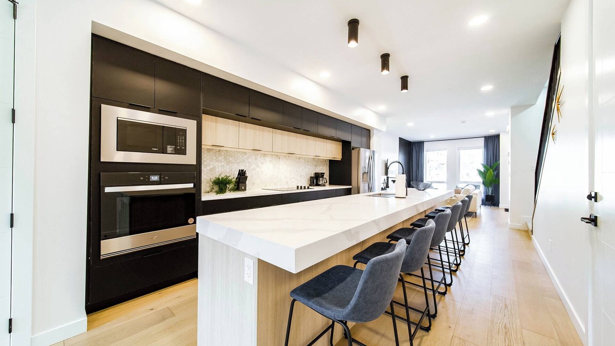 Southwest Edmonton House | NEW-Starry Nights Escape-Hot Tub-Kids Secret Rm!