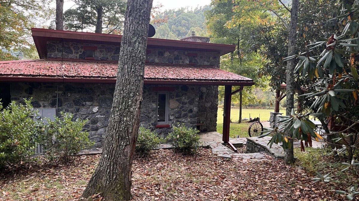 Floyd House | New! Stone Haven Cottage by Buffalo Mountain Getaway