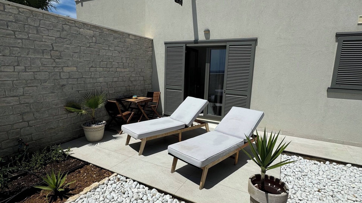 Milna Apartment | New studio in Mediterranean Garden only 50 meters from the sea.