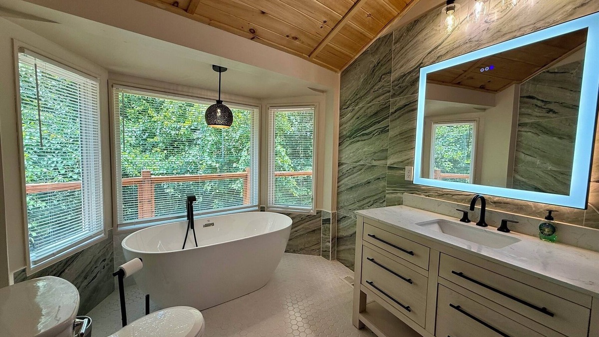 Kodak House | NEW! STUNNING Lakefront Treehouse in Kodak! 3BR/4BA w/MASSIVE Game Room & HT!