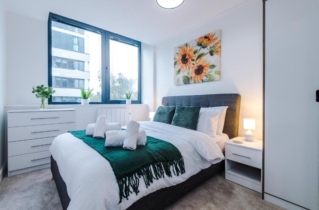 Old Trafford Apartment | NEW! Stylish 2-bed apartment in Manchester by 53 Degrees Property - Amazing location, Ideal for Small Groups - Sleeps 4!