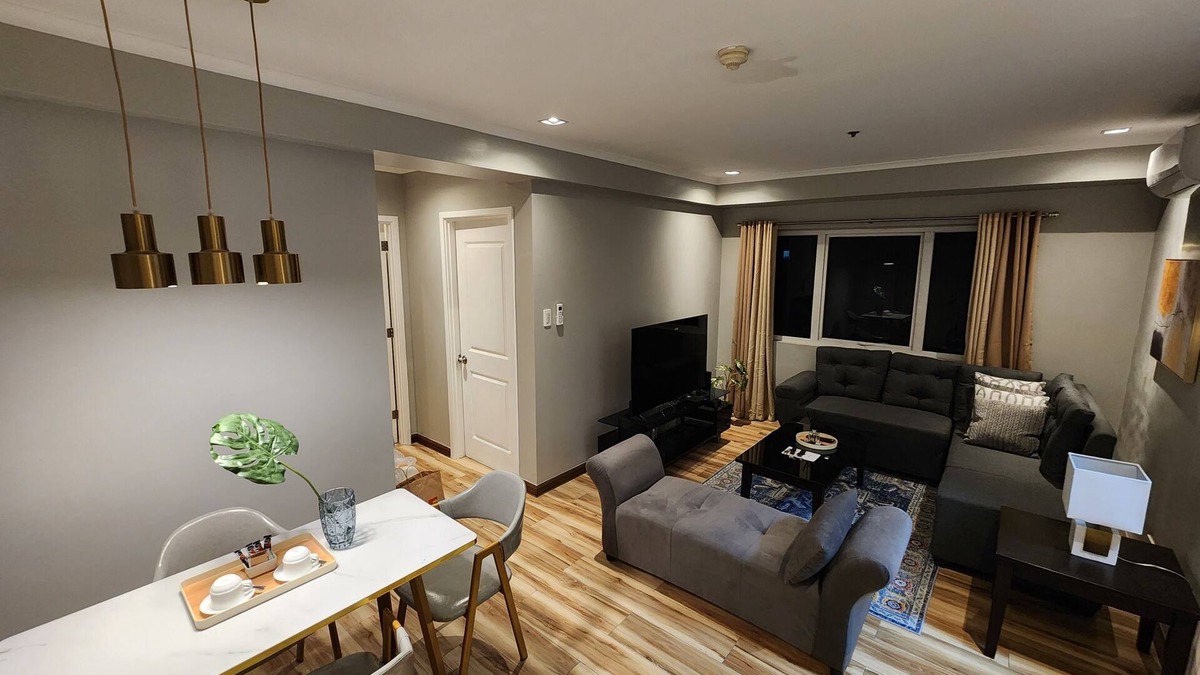 Bonifacio Global City Condo | New! Stylish 2 BR in BGC - Fast Wi-fi 58" UHD TV