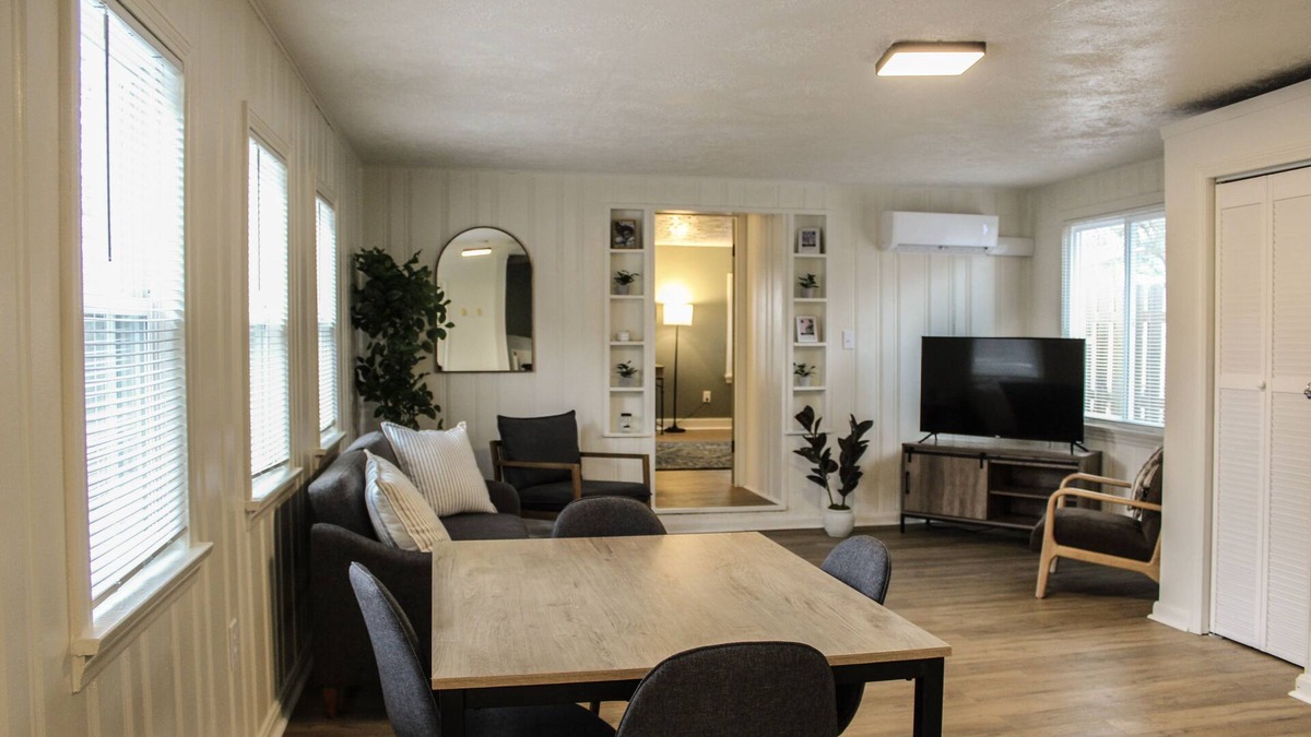 Berea House | NEW Stylish and Modern 1-bedroom Bungalow - 4 miles to CLE