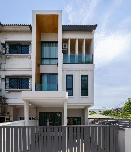 Phra Khanong Nuea House | New Stylish Modern Home 4BR 12pax 200m BTS PhraKhanong