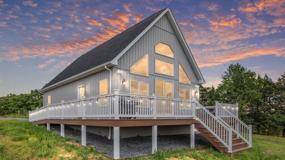 Stanley Ski Chalet | New! Sunset Mountain Retreat