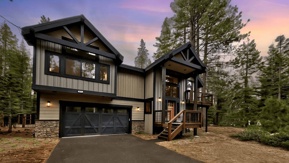 North Upper Truckee Cabin | New Tahoe Mountain Retreat, Pool Table, Near Lake and Trails, Weber BBQ, Pets Welcome