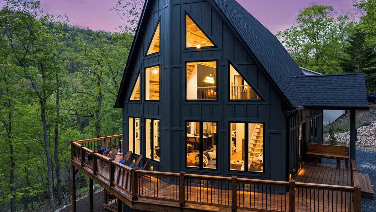 Massanutten House | *NEW* The Chalet~Resort~Hot Tub~GameRoom~FirePIt