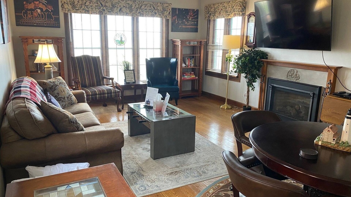 Racine House | New! The Gatsby! Pro Cleaned, Self Check In Sleeps 12