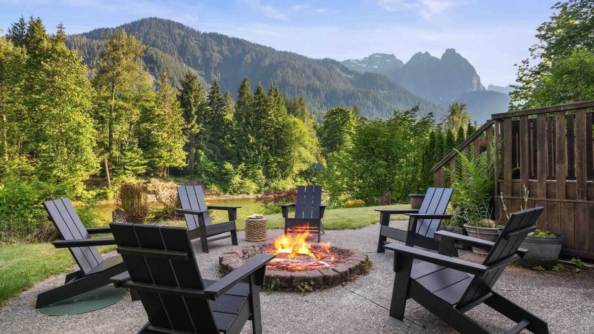 Gold Bar Cabin | *NEW* The M house. Hot tub/Firepit/Patio dining