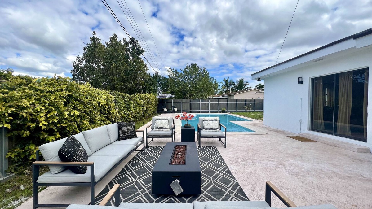 Horse Country House | New! The Moon House with Pool, Arcade & Basketball