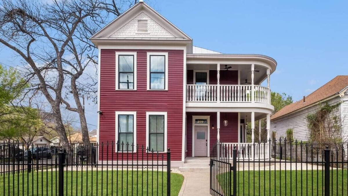 Government Hill House | NEW! The Pearl Manor | Sleeps 8