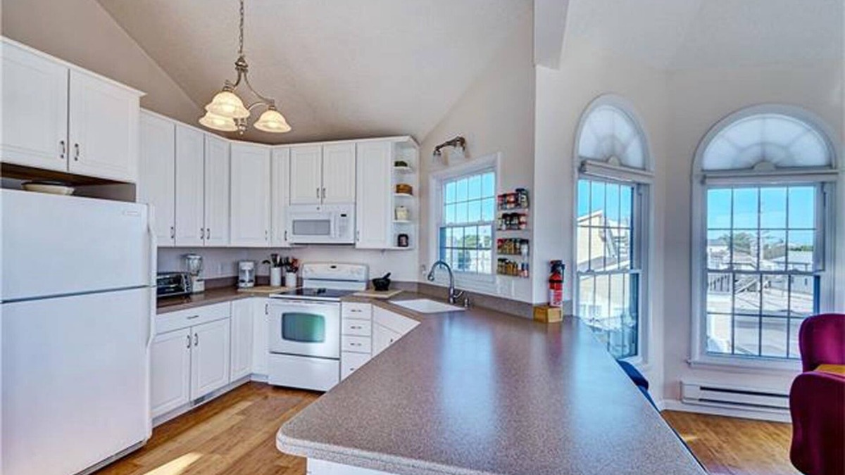 South Beach Haven House | New to Rentals, Pet Friendly w/Ocean Views, 5 Decks. Steps to Beach!