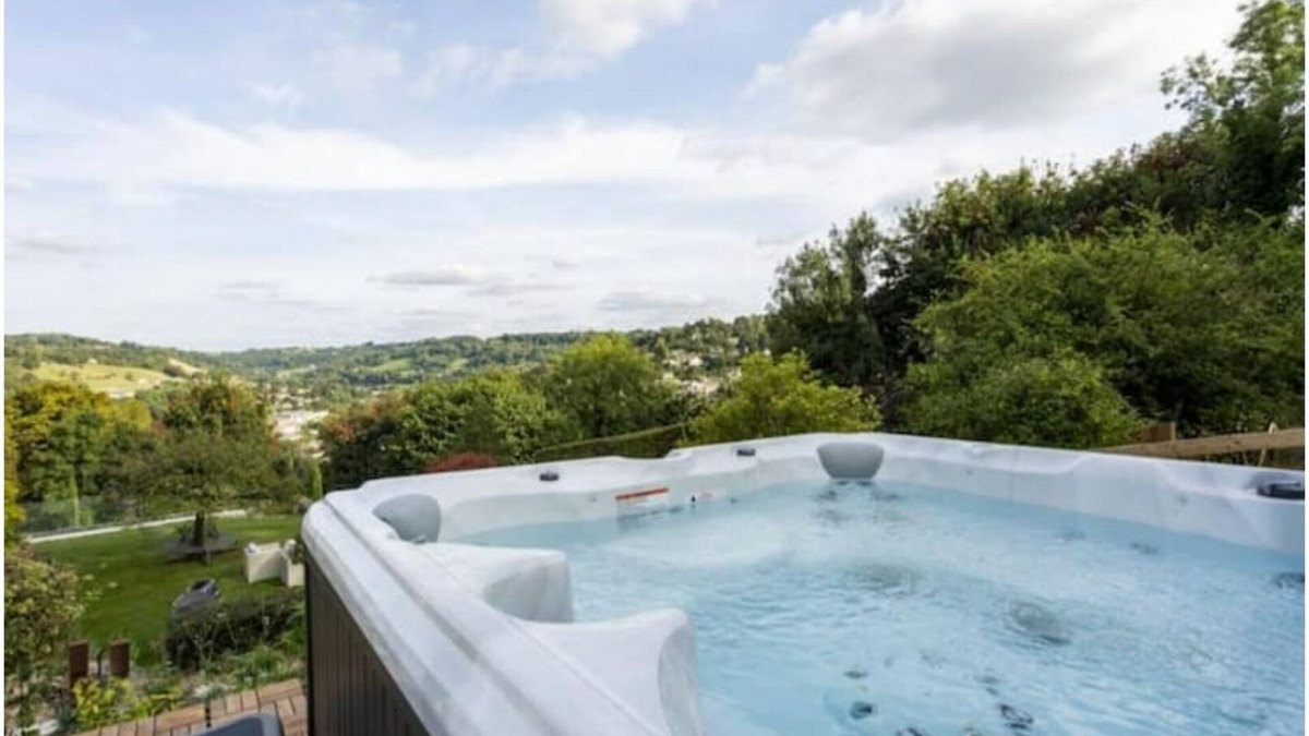 Rodborough House | NEW TO VRBO! Stunning 5-bedroom villa with hot tub, pure Cotswolds luxury