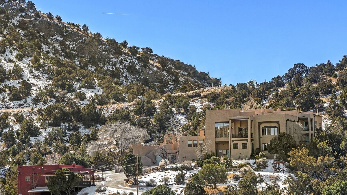 Canoncito House | NEW! Tranquil Home |15 min to Santa Fe Plaza | Perfect for Groups | Dogs ok