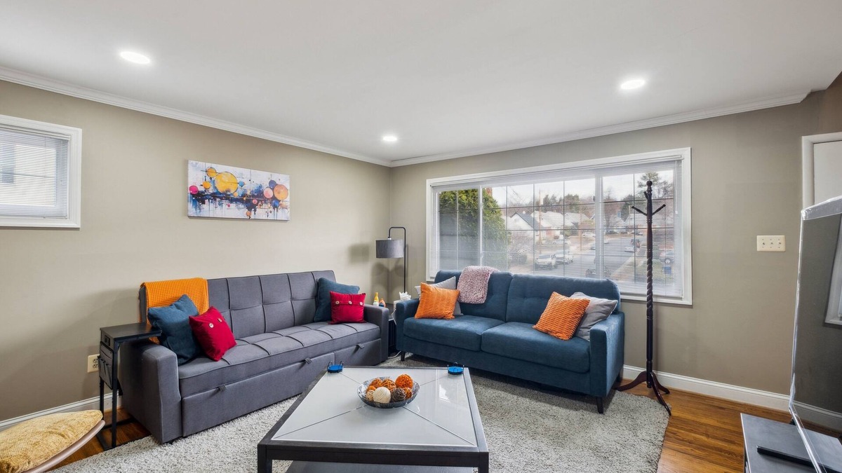 Seminary Hill House | NEW! Uline Hospitality (4-Bedroom Home)