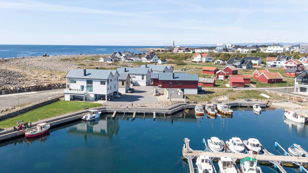 Vestbygd House | New vacation home by the sea with glass front, fireplace & boat. Pet friendly