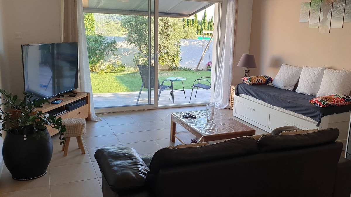 La Fare-les-Oliviers House | New villa with private pool near Aix en Provence