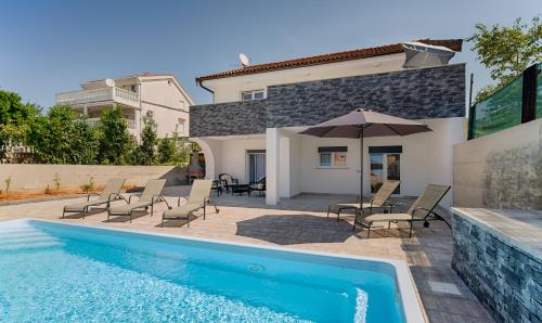 Pinezici Villa | New villa with pool, 600 m from the beach - by TRAVELER tourist agency Krk ID 2164
