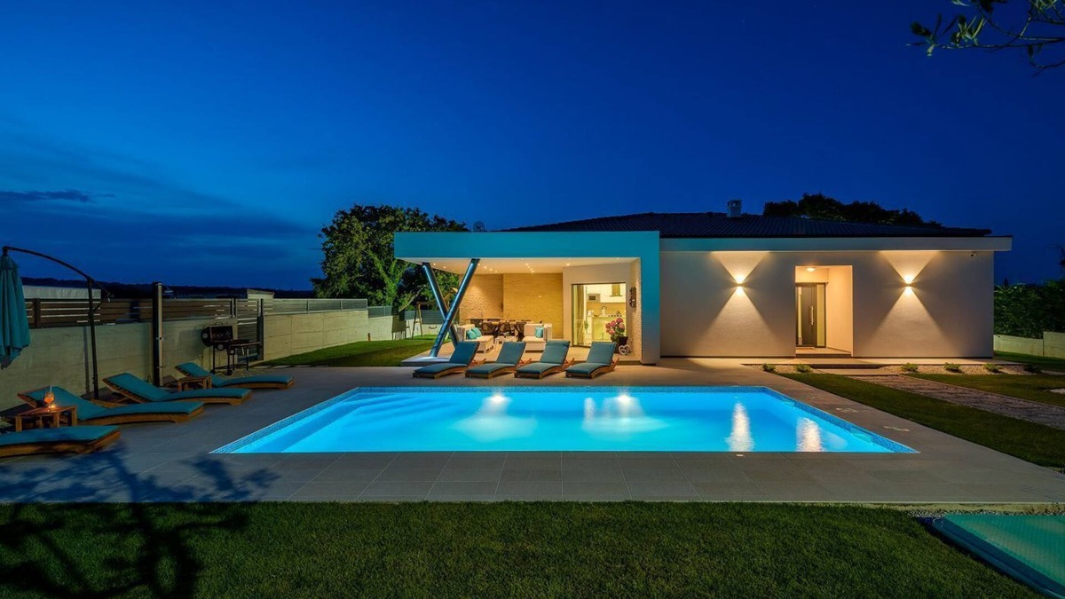 Mali Vareski House | New villa with private pool, darts, BBQ