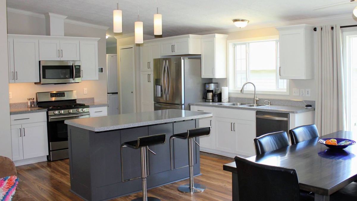 Crosby House | New VRBO - 2BA 3BR solar house & rec garage; 1 block to Main St