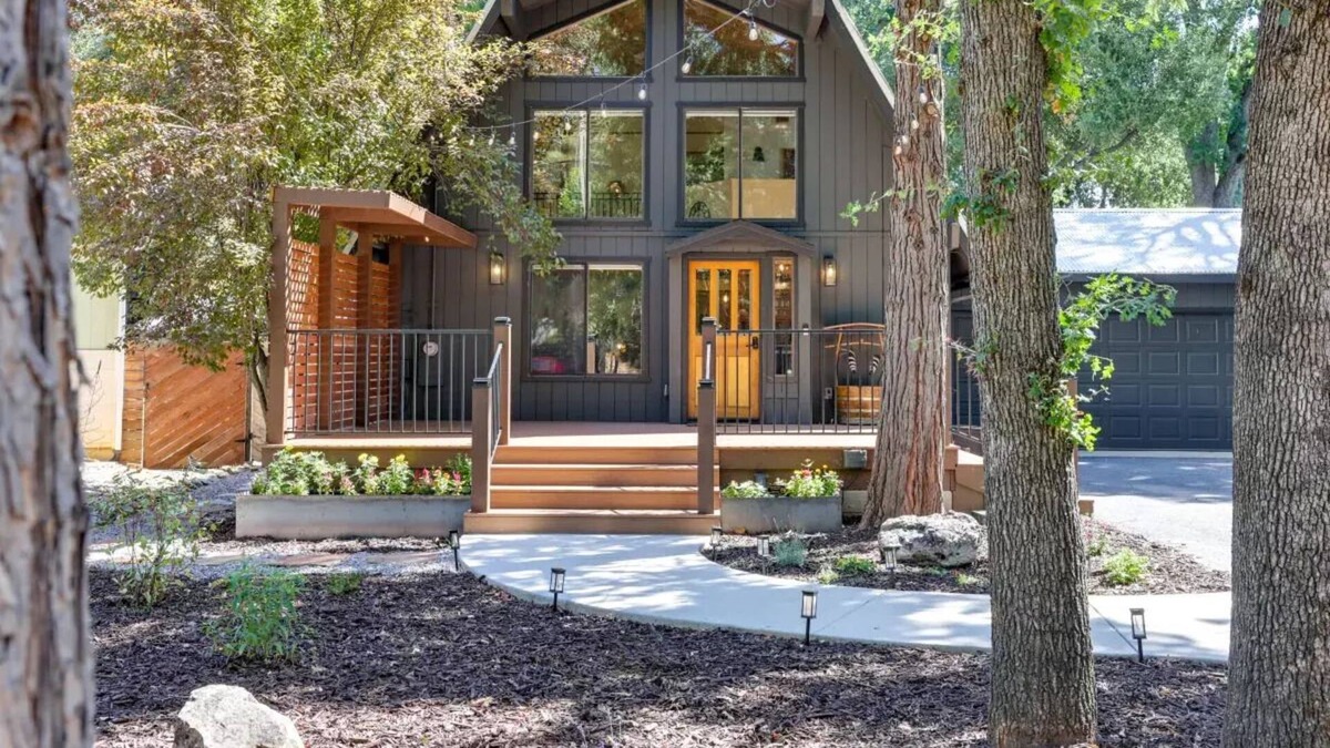Murphys Cabin | NEW - Walk to Downtown from "The Local Pine!"