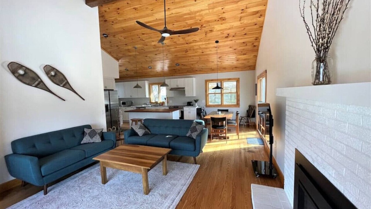 Wilmington House | New-Walk to Wilmington, Min from MT Snow. Hot Tub!