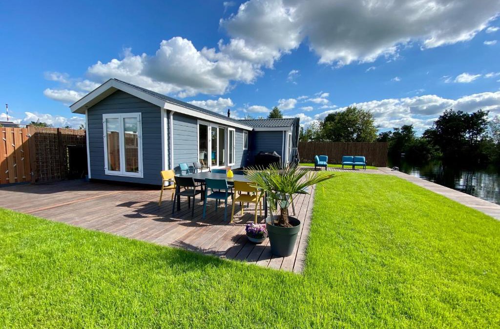 Vinkeveen Ski Chalet | New - Waterfont Villa08 - Private Residence on a lake near Amsterdam