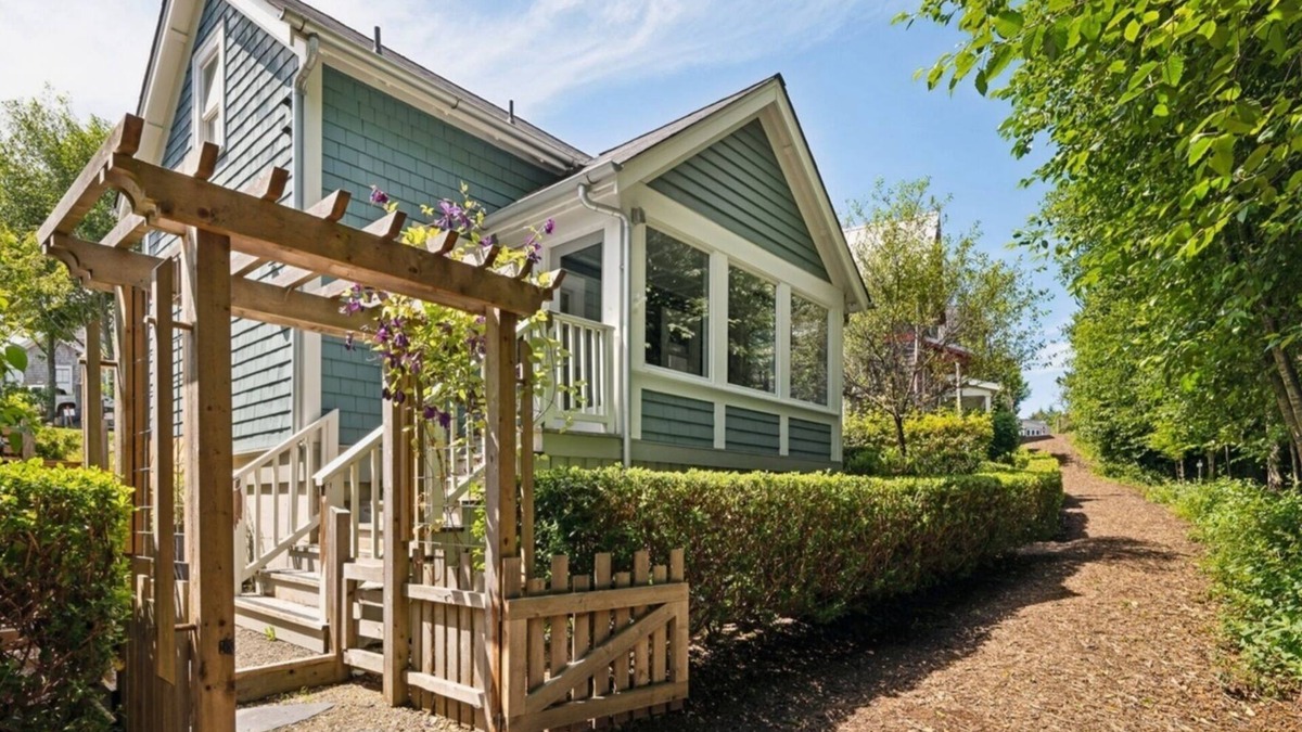 Seabrook House | *NEW* Wayfinder: a pet-free, modern-eclectic home!