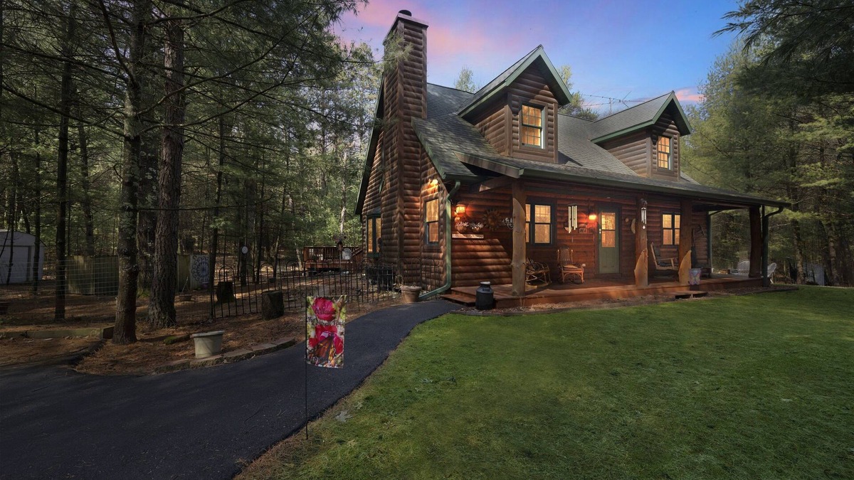 Town of Westfield Cabin | NEW! Woodlands Cabin Retreat in Oxford