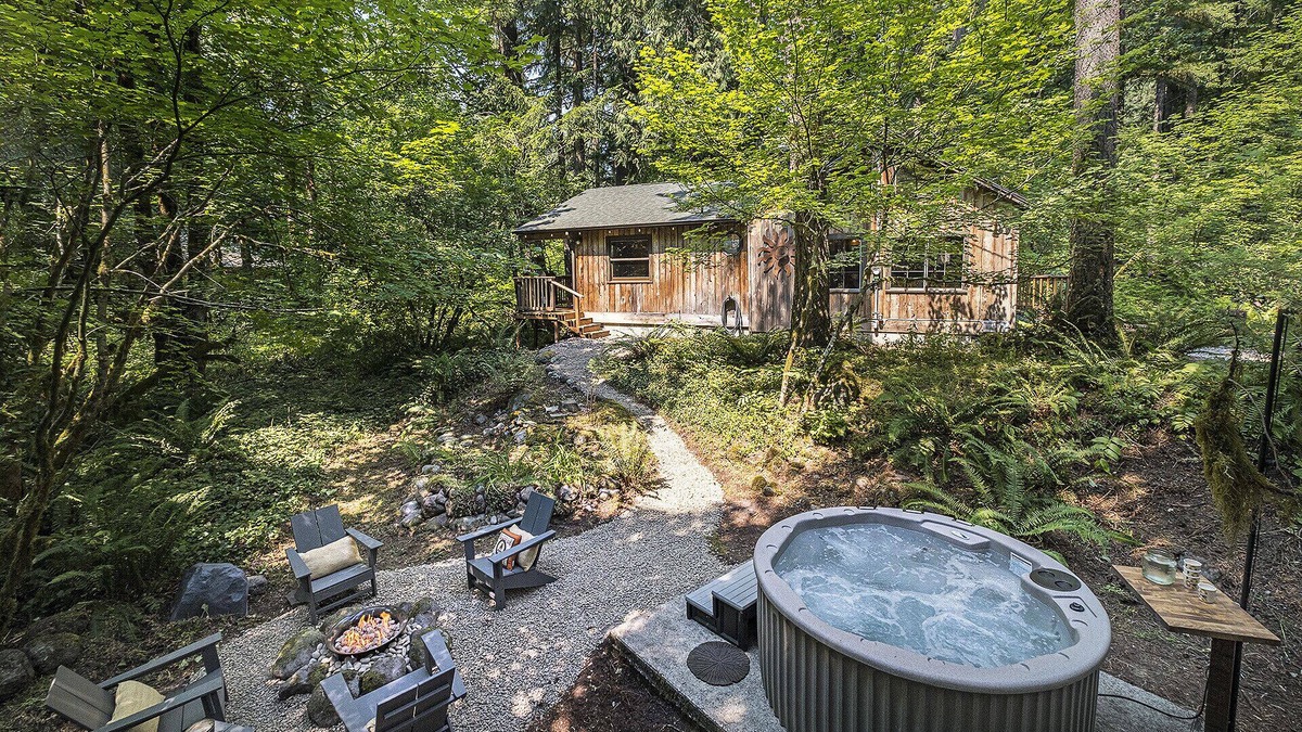 Rhododendron Cabin | NEW! Wy'East Cabin!100 year old cedar cabin nestled in the wooodland of Mt. Hood