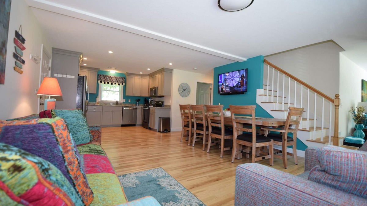 York Beach House | New Year Round Rental - 1/4 Mile To Short Sands Beach & Downtown York