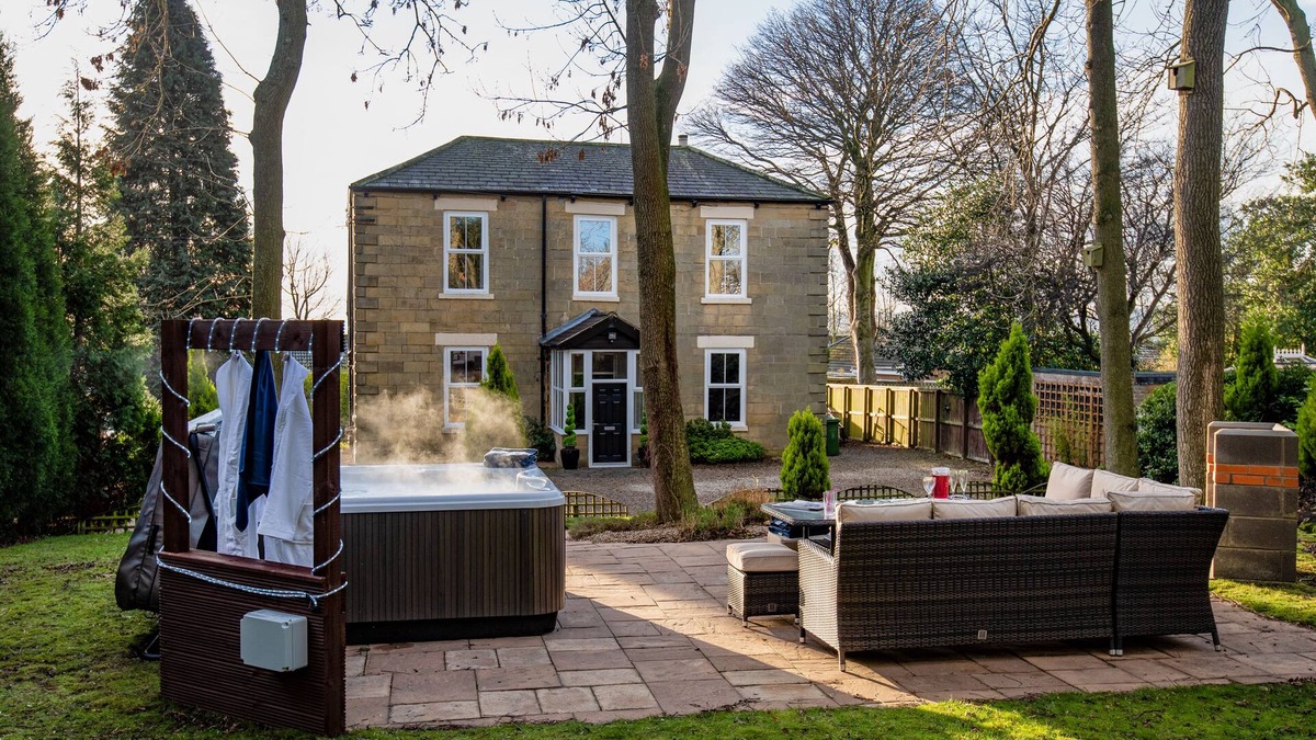 Birtley House | Newcastle & Durham 15 minutes. Hot-tub luxury