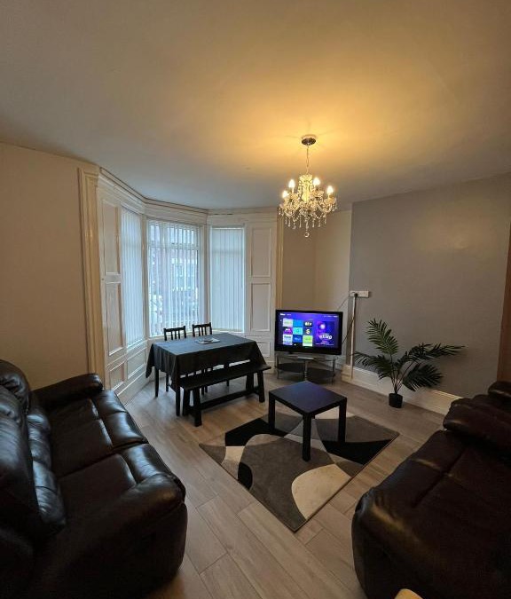 Newcastle-upon-Tyne Apartment | Newcastle, fully equipped kitchen 4 bedrooms, 3 king & 2 single beds, 5 minutes to city centre