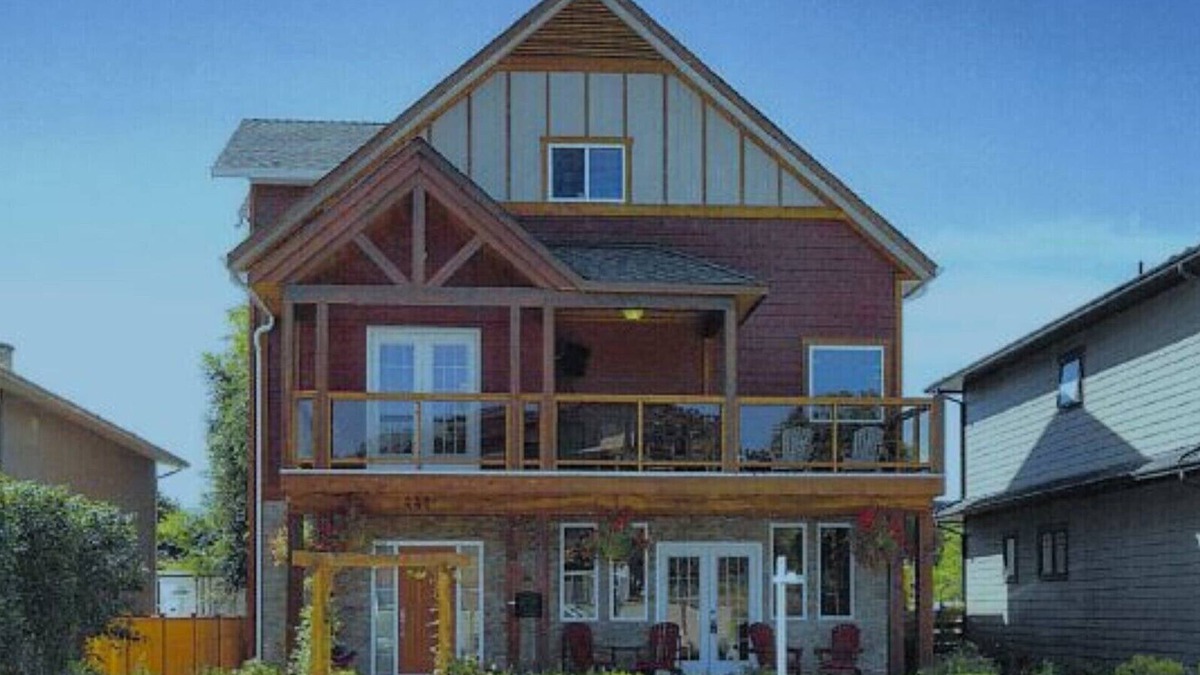 South Pandosy House | Newer 5 bedroom house less than half a block from lake, sleep 10