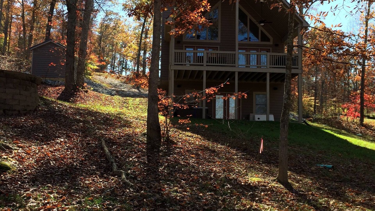 Bee Spring House | Newer Build, Premier Finishes, LAKE FRONT, Fiber Internet YOUTUBE TV