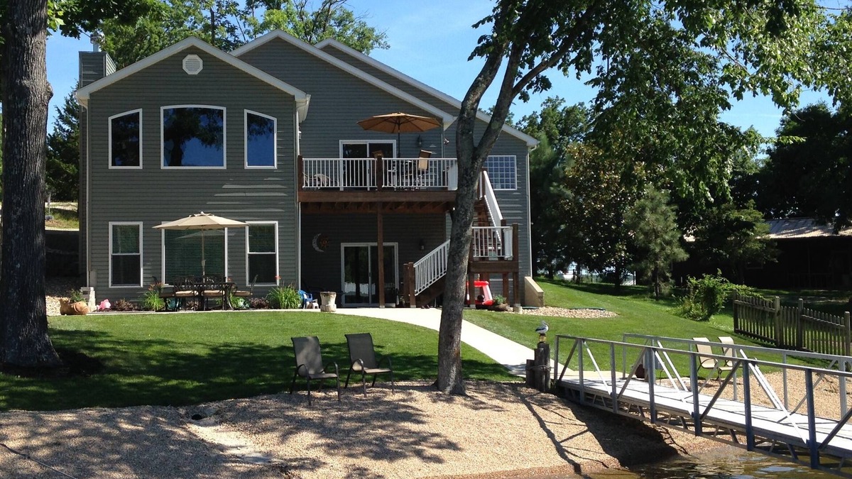 Gravois Mills House | Newer home with beachfrontn