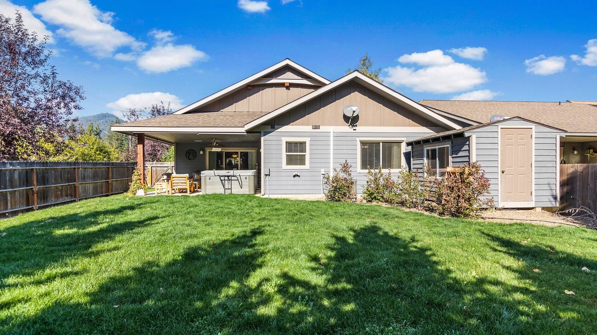 Sandpoint House | Newer home with private hot tub, great back patio, fireplace & AC - near skiing