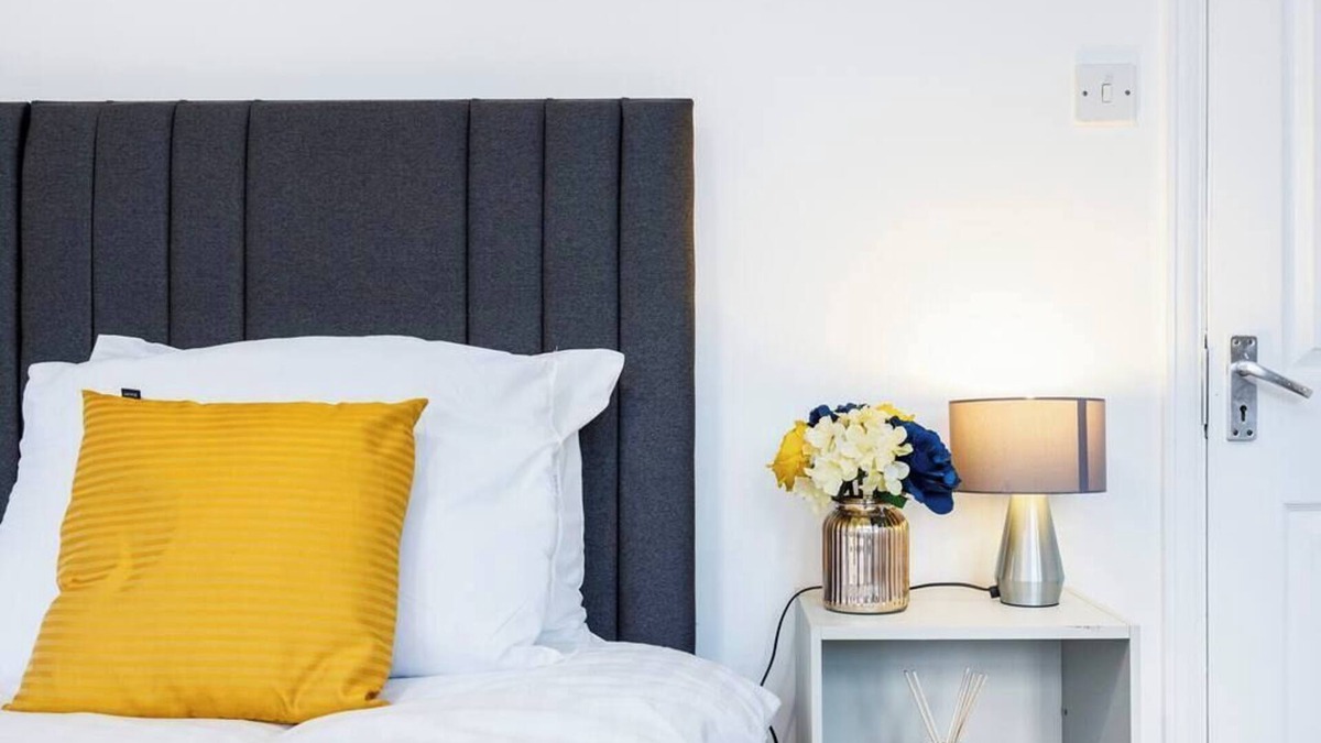 Custom House House | Newham Excel E16 - 2 bed 1 bath House w Parking