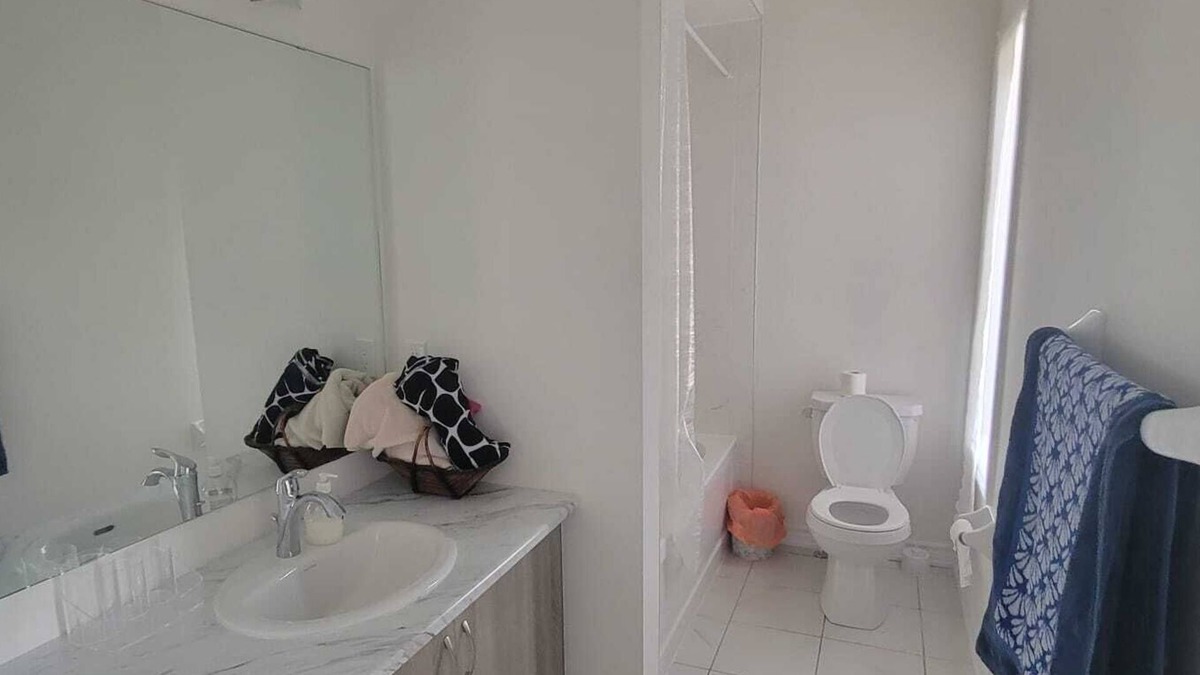 Bradford House | Newly built and perfect for vacations. In the middle of both hwy 400&40