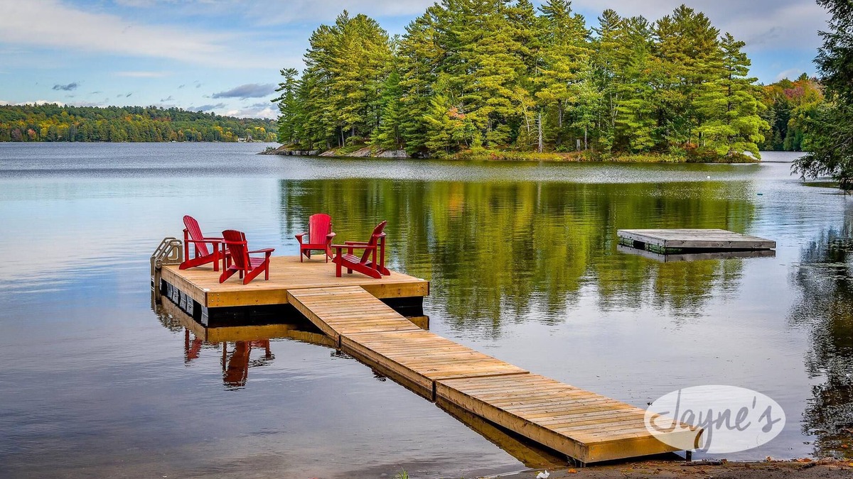 Seguin Cottage | Newly renovated, 4 + 1 bdrm, 2 bath, Turtle Lake, Sand Beach, Privacy!
