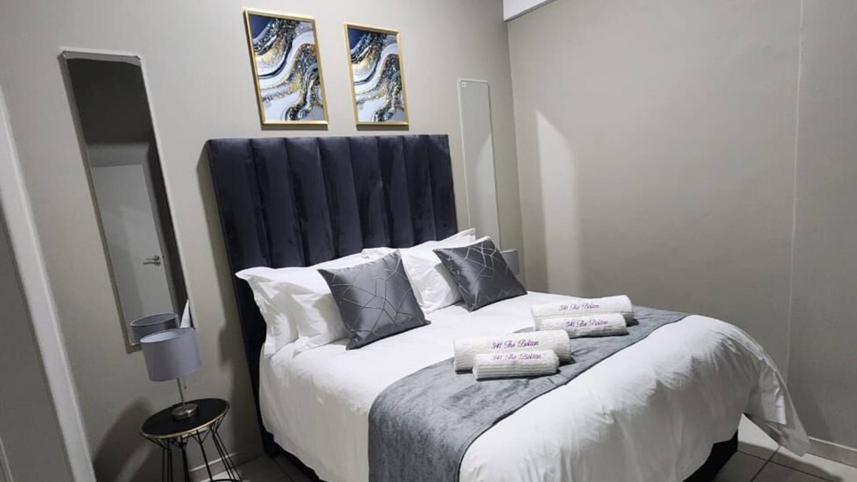 Greater Johannesburg Metropolitan Area Apartment | Newley refurbished apartment just a short stroll away from Rosebank Mall!