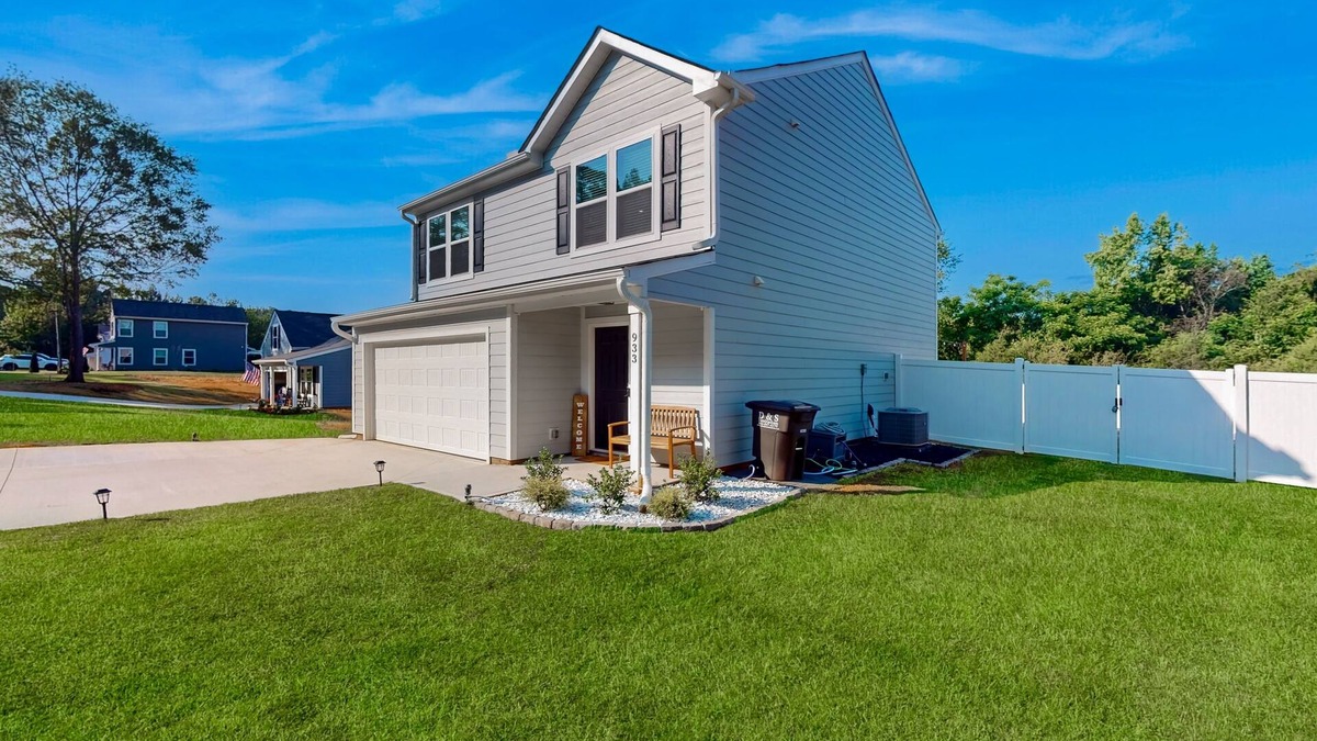 Anderson House | Newly built house with private putting green, fenced in yard + dog friendly